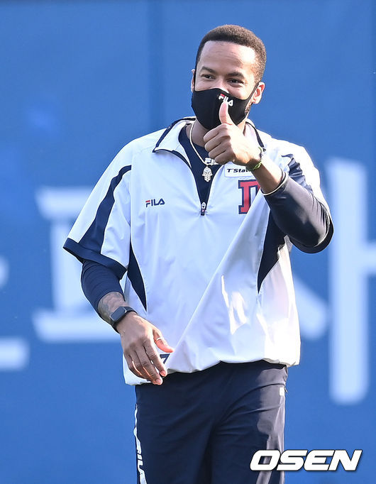 5일 오후 서울 잠실야구장에서 '2021 신한은행 SOL KBO 리그' 포스트시즌 두산 베어스와 LG 트윈스의 준플레이오프(준PO) 2차전이 열릴 예정이다.경기에 앞서 두산 미란다가 훈련을 하며 동료들과 장난을 치고 있다. 2021.11.05 /sunday@osen.co.kr