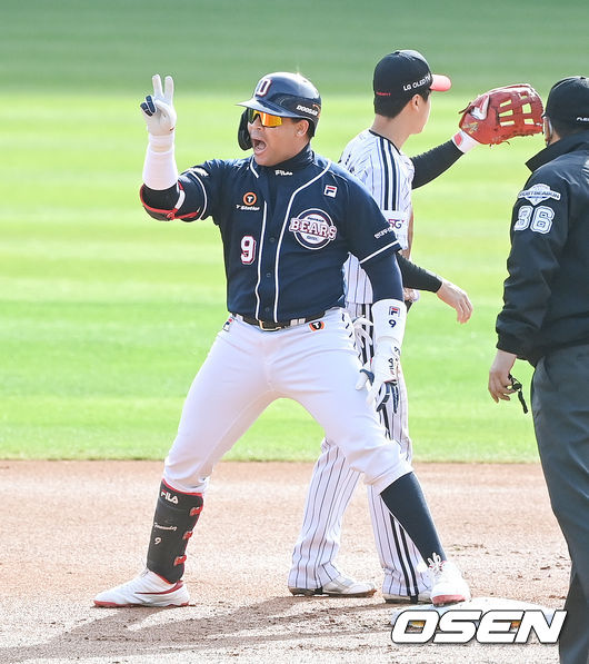 1회초 무사 2루 두산 페르난데스가 선취 1타점 적시타를 날린뒤 세리머니를 하고 있다. . 2021.11.07 / soul1014@osen.co.kr