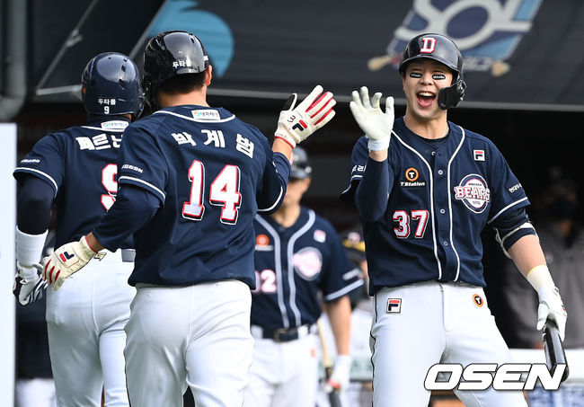 3회초 1사 2루 상황 두산 페르난데스가 다시 앞서가는 우월 투런포를 날리고 홈을 밟은 뒤 박건우와 인사를 나누고 있다. 2021.11.07 / dreamer@osen.co.kr