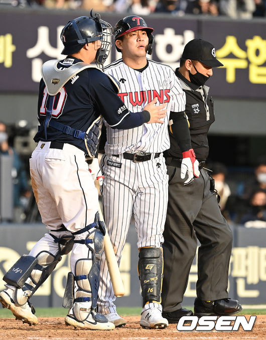 5회말 2사 1루 상황 LG 김민성이 두산 이영하의 공에 몸을 맞았다. 김민성에게 미안함을 전하는 두산 포수 박세혁. 2021.11.07 