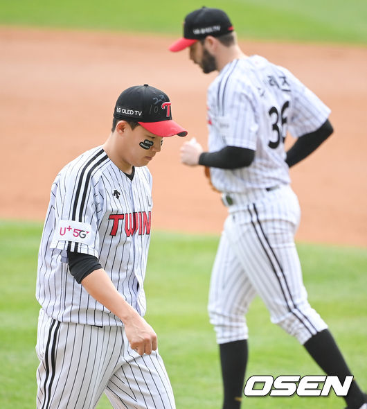 3회초 두산 페르난데스에게 2점 홈런을 허용한 LG 임찬규 투수가 강판되고 있다. 2021.11.07 / soul1014@osen.co.kr