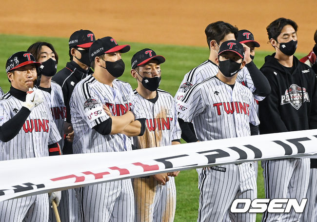 경기종료 후 LG 선수들이 플레이오프 진출 실패 후 아쉬워하고 있다. 2021.11.07