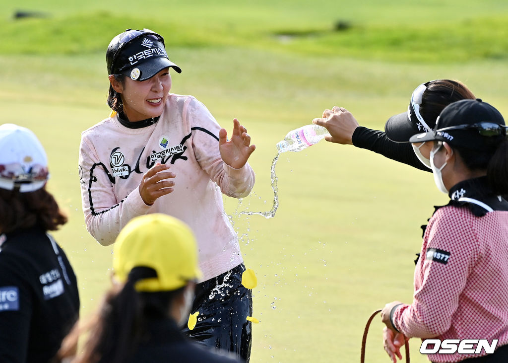 박지영이 동료선수들의 축하를 받고 있다. 2021.11.07 /jpnews@osen.co.kr