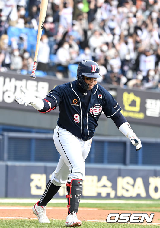 3회초 1사 2루 상황 두산 페르난데스가 다시 앞서가는 우월 투런포를 날리고 배트를 던지고 있다. 2021.11.07 / dreamer@osen.co.kr