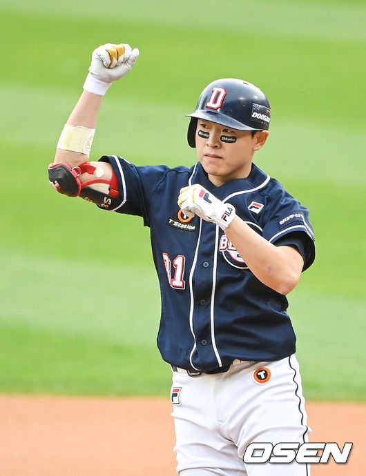 4회초 2사 1,3루 두산 정수빈이 1타점 적시타를 날린뒤 환호하고 있다.   2021.11.07 / soul1014@osen.co.kr