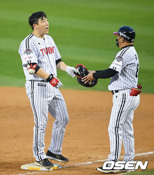 8회말 2사 1루 LG 김현수가 내야땅볼로 아웃된뒤 아쉬워하고 있다.  2021.11.07 / soul1014@osen.co.kr