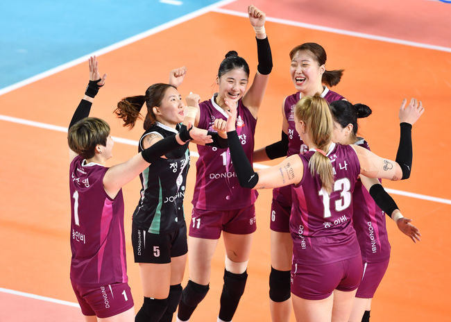 KGC인삼공사 선수들이 득점 후 기뻐하고 있다. /KOVO 제공