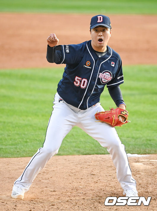 5회말 2사 1루 LG 김민성에게 몸에 맞는 공을 던진 두산 이영하 투수가 깜짝 놀라고 있다  2021.11.07 / soul1014@osen.co.kr