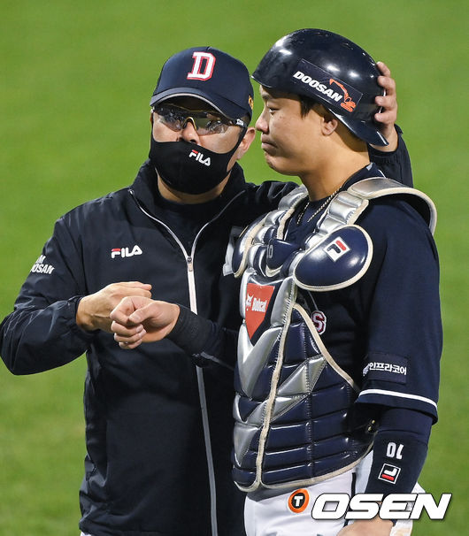 경기종료 후 두산 김태형 감독이 박세혁 포수를 독려하고 있다. 2021.11.07 / soul1014@osen.co.kr