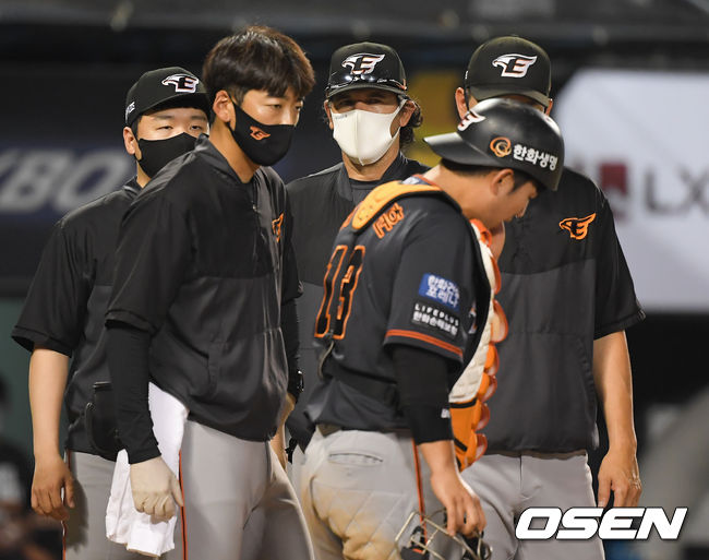 한화 수베로 감독이 파울 타구에 맞은 최재훈 포수를 바라보고 있다.  21.07.02 /OSEN DB