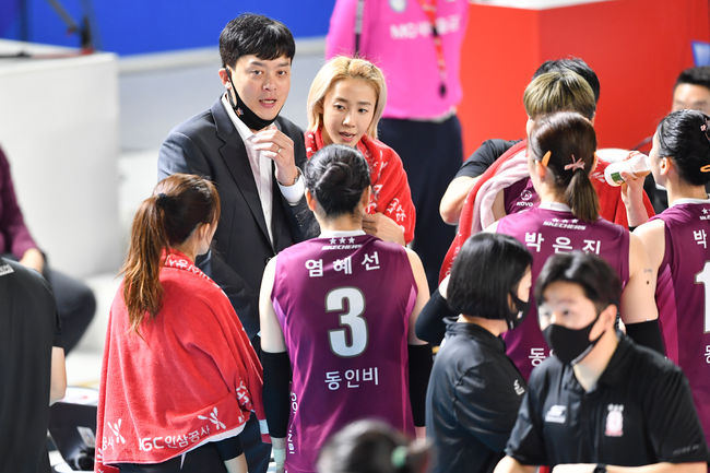 KGC인삼공사 이영택 감독이 선수들에게 작전을 지시하고 있다. /KOVO 제공