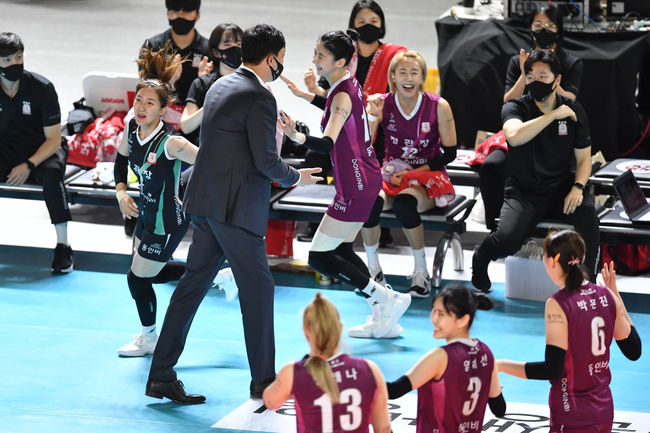 KGC인삼공사 이영택 감독이 선수들과 기뻐하고 있다. /KOVO 제공