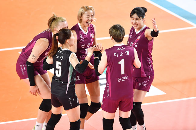 KGC인삼공사 선수들이 득점 후 환호하고 있다. /KOVO 제공