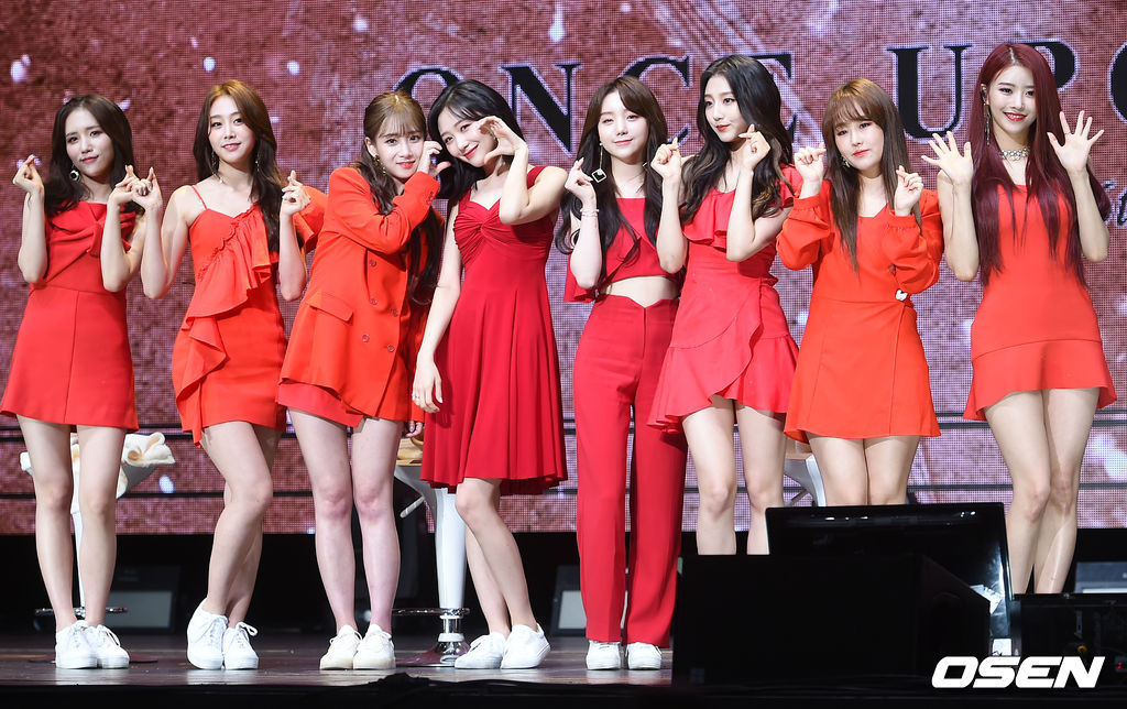 러블리즈가 무대 위에서 포토타임을 갖고 있다./rumi@osen.co.kr