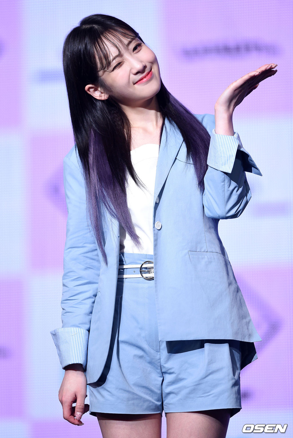 걸그룹 러블리즈 유지애가 포토타임을 갖고 있다./sunday@osen.co.kr
