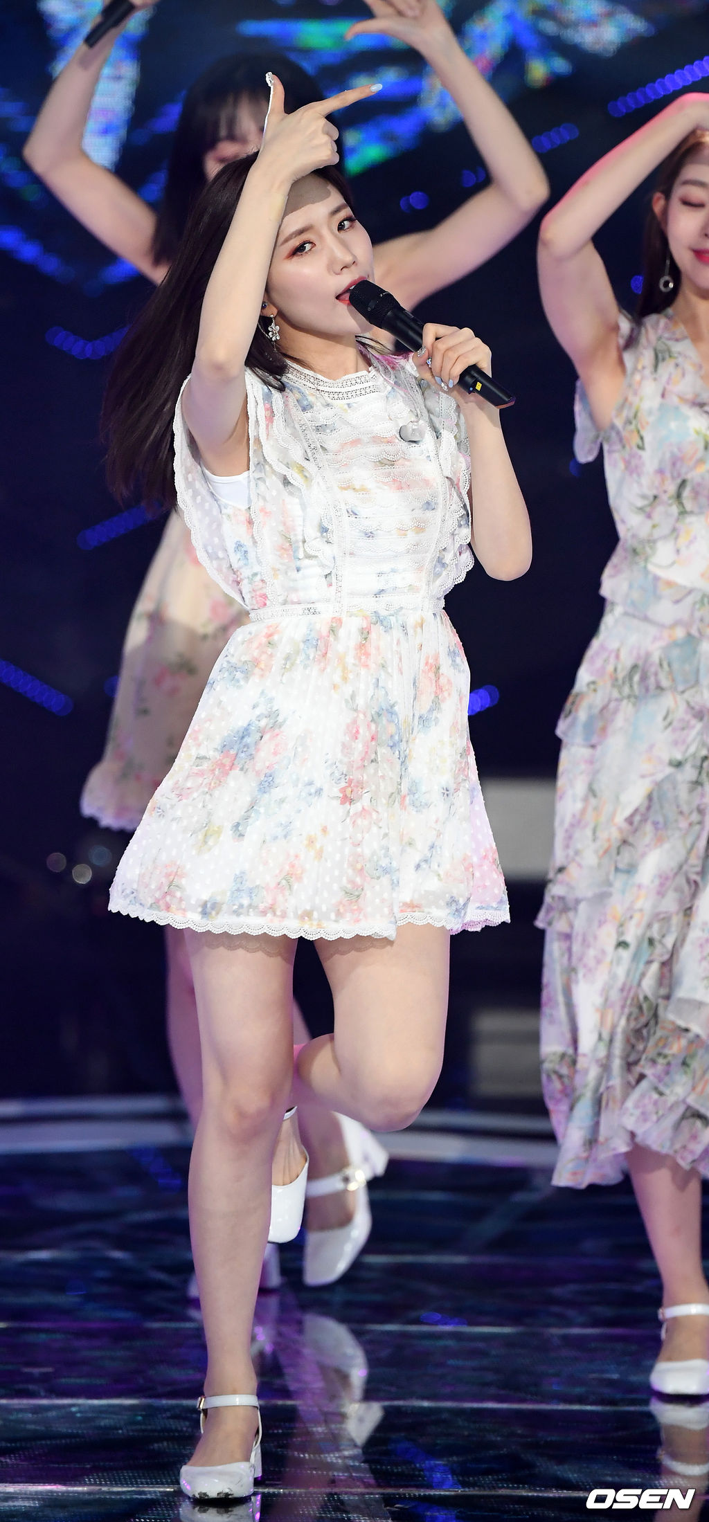 더쇼 생방송에서 러블리즈 진이 화려한 무대를 선보이고 있다. / rumi@osen.co.kr