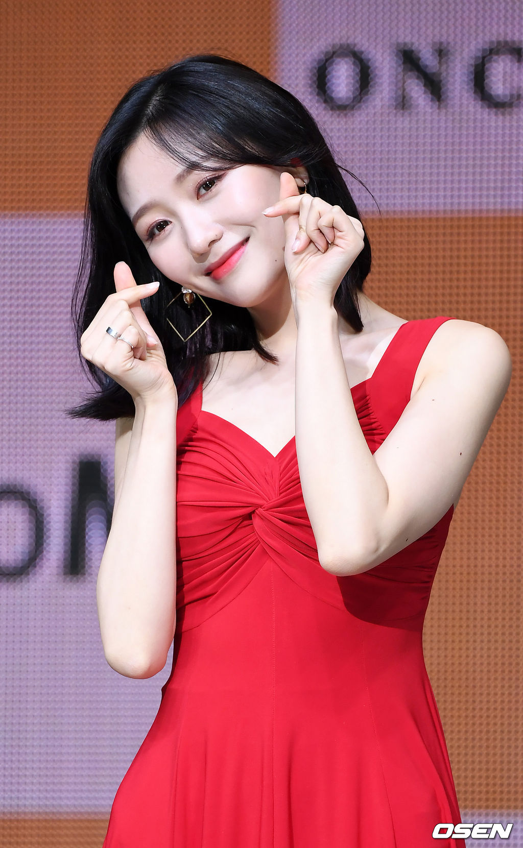러블리즈 류수정이 무대 위에서 포토타임을 갖고 있다./rumi@osen.co.kr