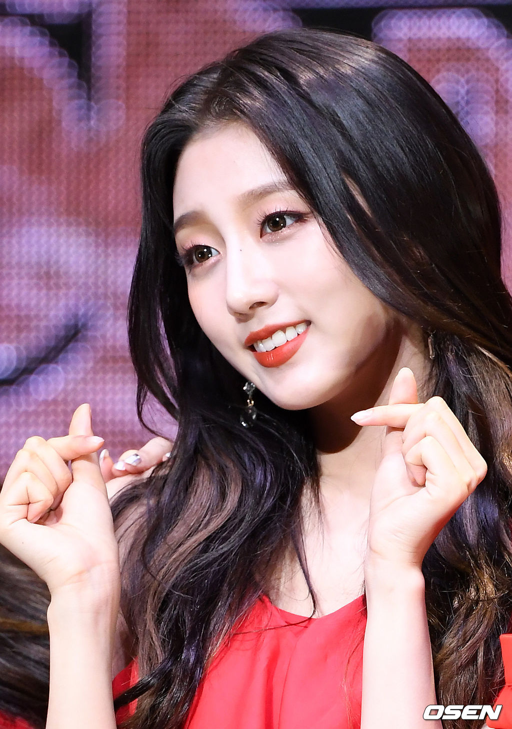러블리즈 정예인이 무대 위에서 포토타임을 갖고 있다./rumi@osen.co.kr