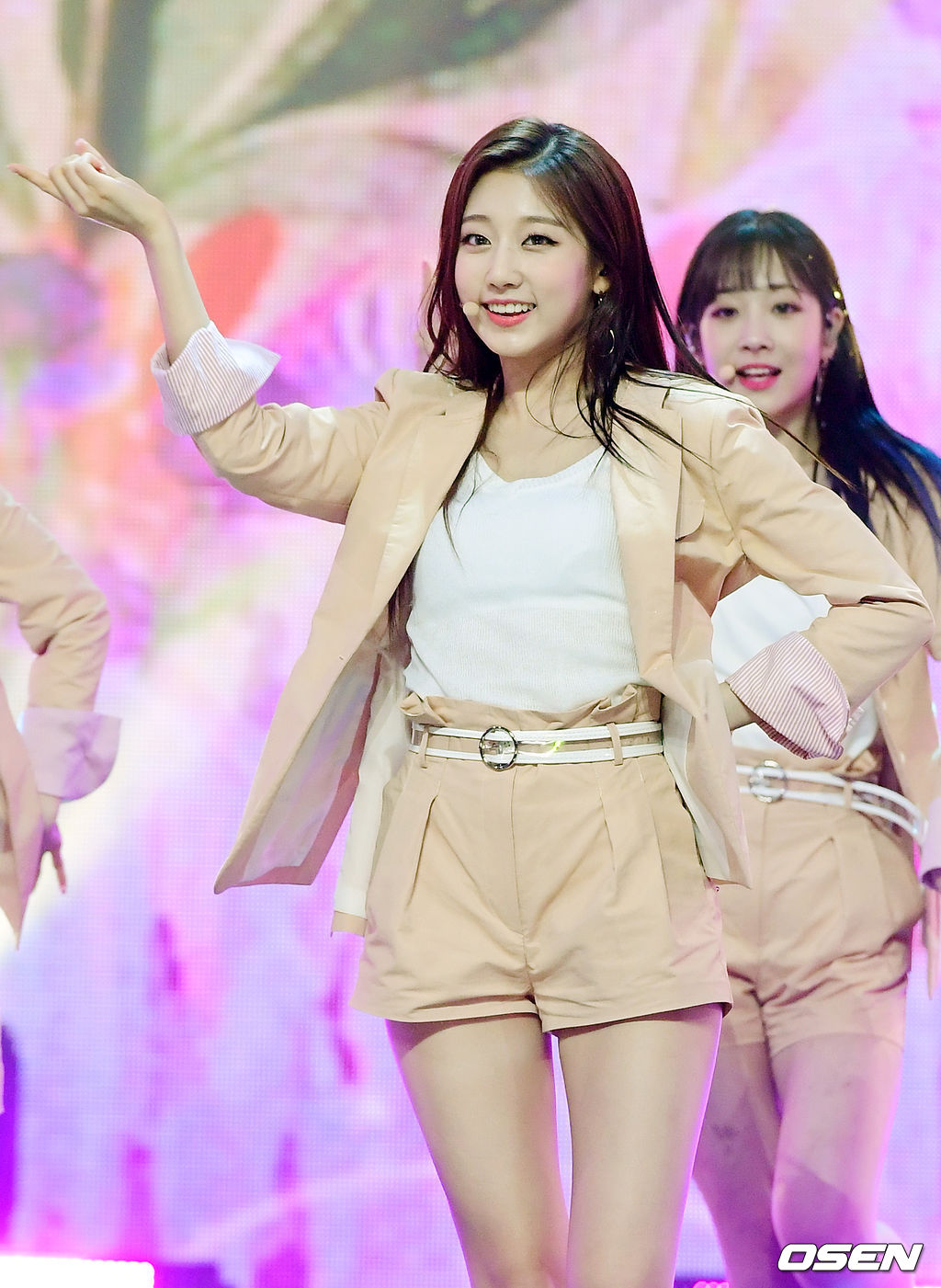 16일 오후 경기도 고양시 인산동구 MBC드림센터에서 진행된 MBC 뮤직 '쇼 챔피언(Show Champion)' 생방송서 러블리즈 정예인이 화려한 무대를 선보이고 있다./ rumi@osen.co.kr