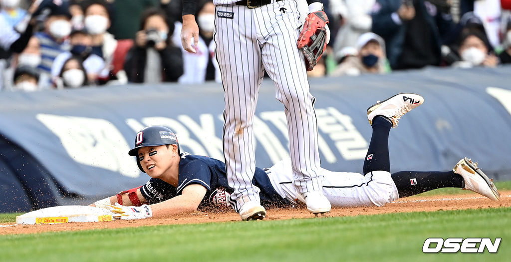 5회초 2사 만루 상황 두산 정수빈이 달아나는 우익수 오른쪽 3루타를 날리고 3루에 슬라이딩 해 세이프되고 있다. 2021.11.07 / dreamer@osen.co.kr