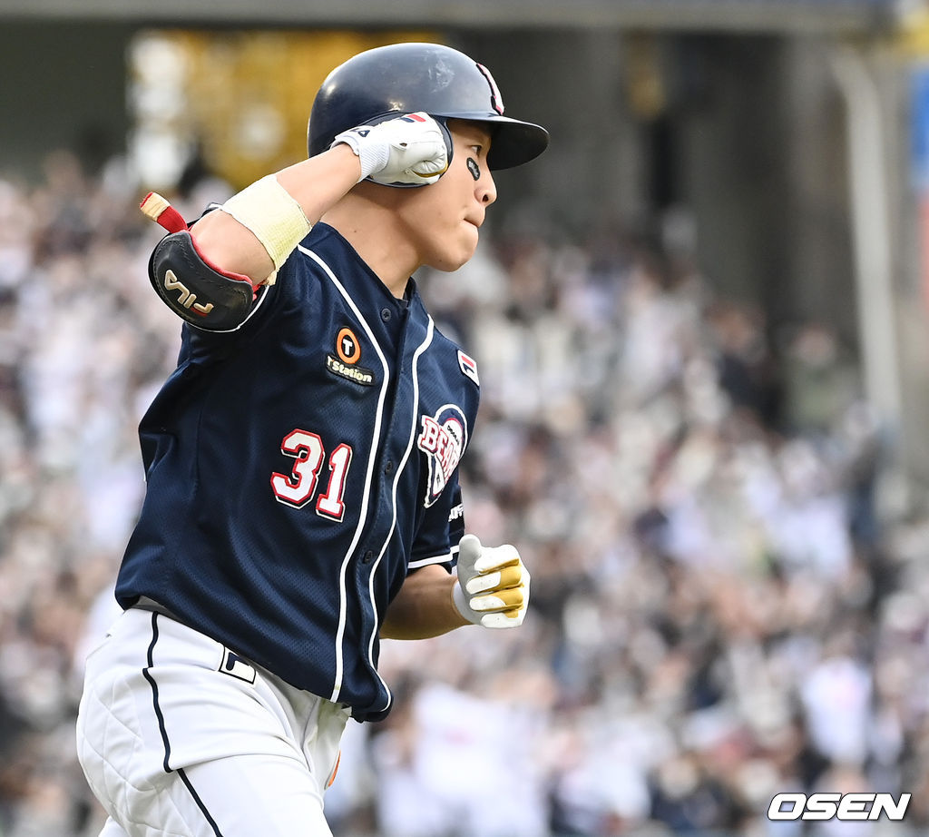 4회초 2사 1, 3루 상황 두산 정수빈이 달아나는 1타점 적시타를 날리고 1루로 향하며 기뻐하고 있다. 2021.11.07 / dreamer@osen.co.kr