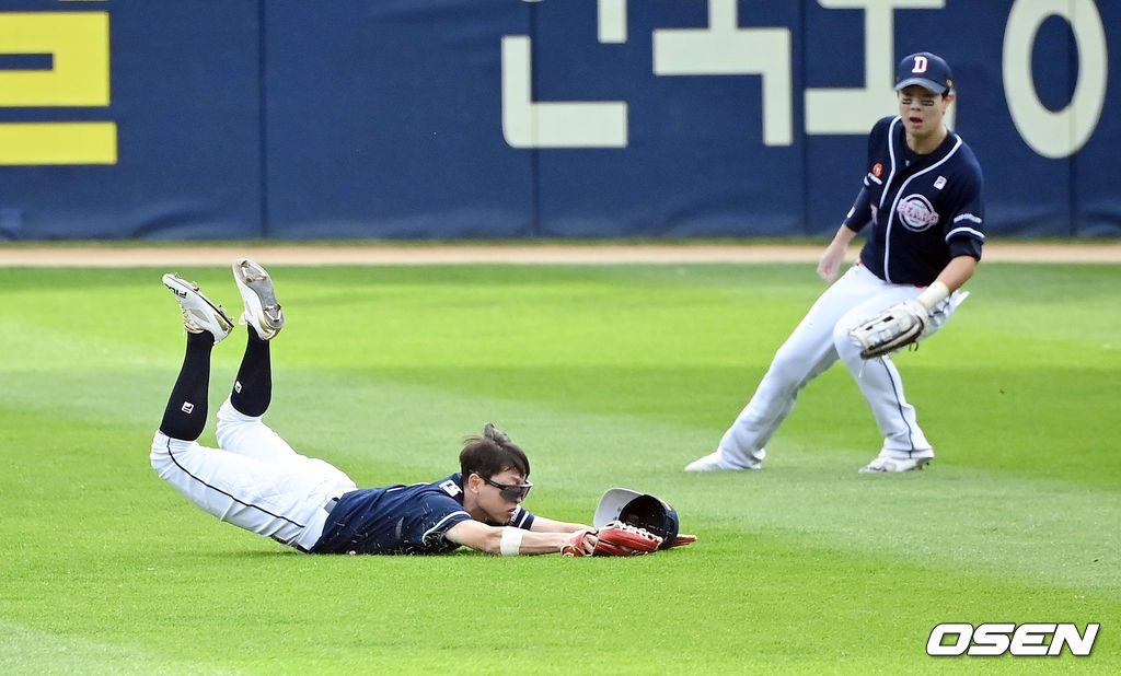 7일 오후 서울 잠실구장에서 '2021 신한은행 SOL KBO 리그' 포스트시즌 두산베어스와 LG 트윈스의 준플레이오프(준PO) 3차전이 진행됐다.2회말 1사 LG 구본혁의 안타성 타구를 정수빈 중견수가 호수비로 잡아내고 있다.  2021.11.07 / soul1014@osen.co.kr