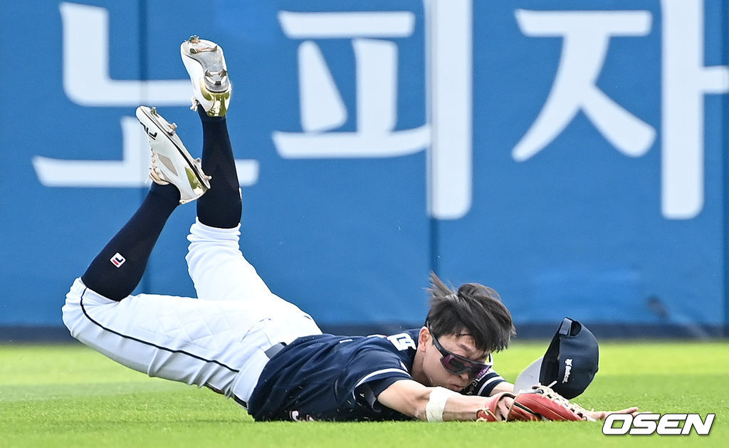 2회말 1사 주자없는 상황 LG 구본혁의 뜬공 타구를 두산 중견수 정수빈이 잡아내고 있다. 2021.11.07 / dreamer@osen.co.kr