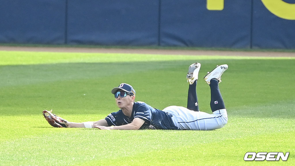 7일 오후 서울 잠실구장에서 '2021 신한은행 SOL KBO 리그' 포스트시즌 두산베어스와 LG 트윈스의 준플레이오프(준PO) 3차전이 진행됐다.1회말 LG 선두타자 홍창기의 안타성 타구를 정수빈 중견수가 호수비를 펼치며 잡아내고 있다.  2021.11.07 / soul1014@osen.co.kr