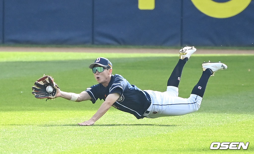 7일 오후 서울 잠실구장에서 '2021 신한은행 SOL KBO 리그' 포스트시즌 두산베어스와 LG 트윈스의 준플레이오프(준PO) 3차전이 진행됐다.1회말 LG 선두타자 홍창기의 안타성 타구를 정수빈 중견수가 호수비를 펼치며 잡아내고 있다.  2021.11.07 / soul1014@osen.co.kr