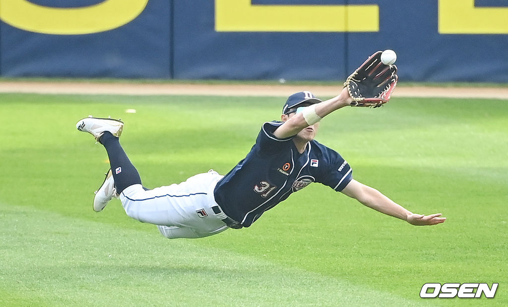 2회말 1사 LG 구본혁의 안타성 타구를 정수빈 중견수가 호수비로 잡아내고 있다.  2021.11.07 / soul1014@osen.co.kr