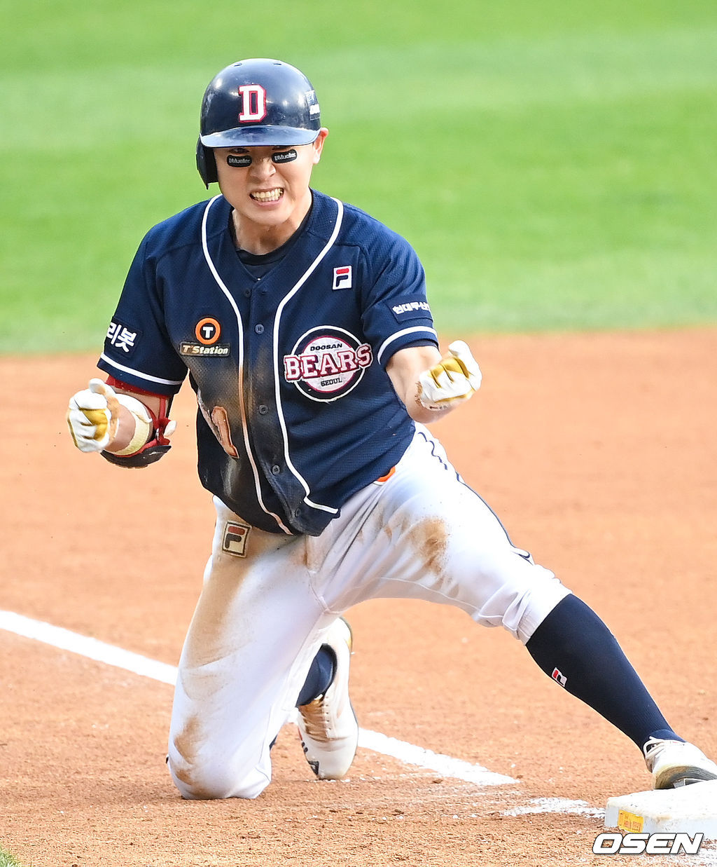 5회초 2사 만루 두산 정수빈이 싹쓸이 3타점 적시 3루타를 날린뒤 환호하고 있다.    2021.11.07 / soul1014@osen.co.kr