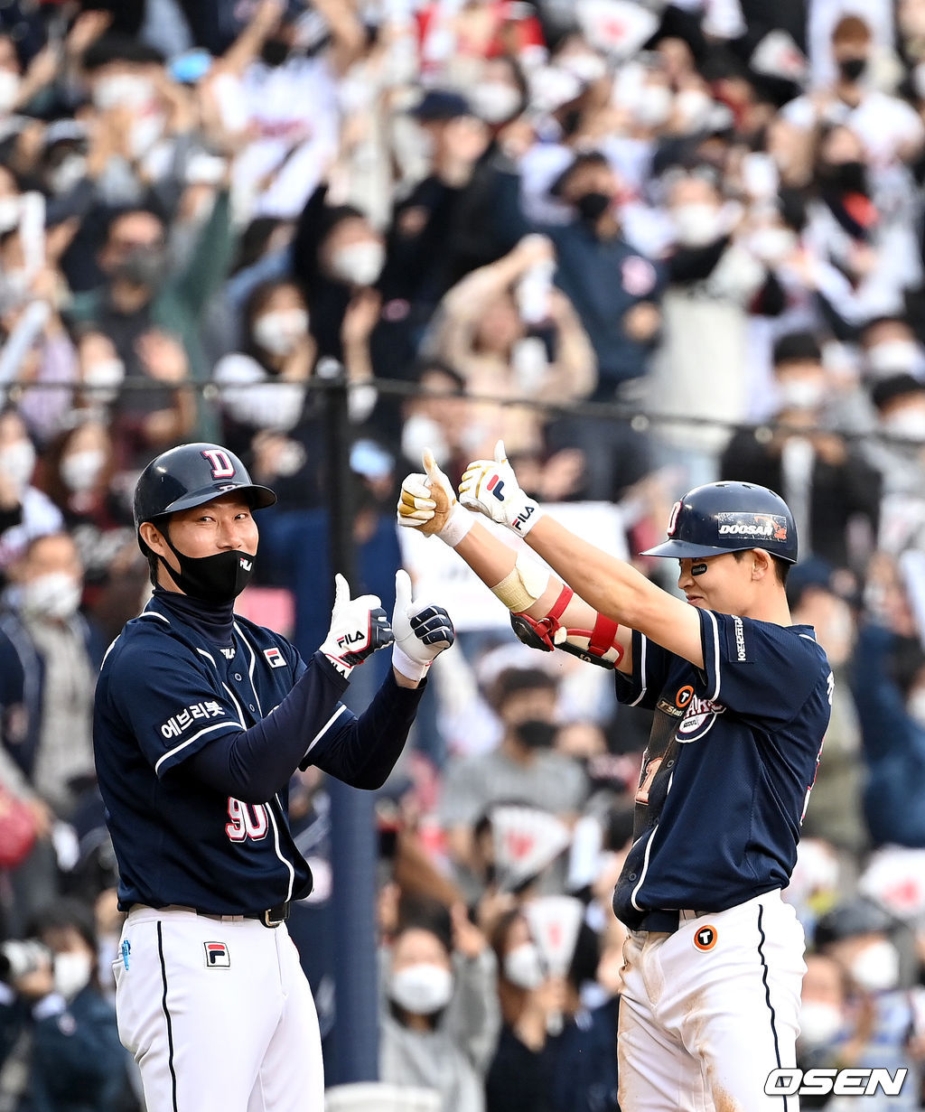 5회초 2사 만루 상황 두산 정수빈이 달아나는 우익수 오른쪽 3루타를 날리고 3루에 슬라이딩 해 세이프 된 뒤 환호하고 있다. 2021.11.07 / dreamer@osen.co.kr