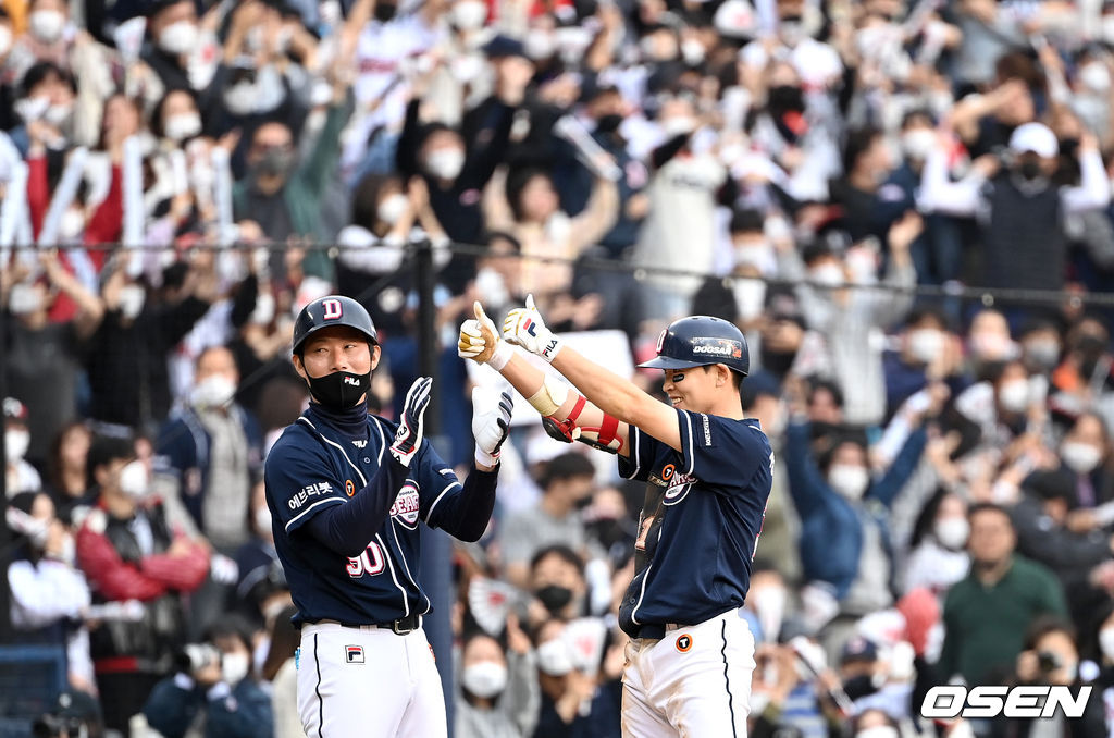 5회초 2사 만루 상황 두산 정수빈이 달아나는 우익수 오른쪽 3루타를 날리고 3루에 슬라이딩 해 세이프 된 뒤 환호하고 있다. 2021.11.07 / dreamer@osen.co.kr