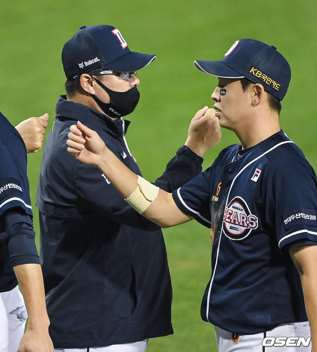 경기종료 후 두산 김태형 감독이 정수빈과 하이파이브를 하고 있다. 2021.11.07 / soul1014@osen.co.kr