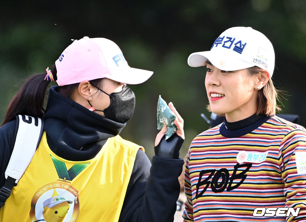 1번홀 박주영이 티샷을 마치고 캐디로 나선 언니 박희영과 페어웨이로 향하고 있다. 2021.11.05 /jpnews@osen.co.kr