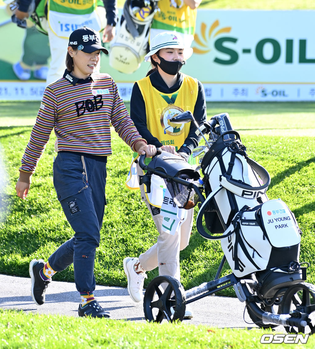 1번홀 박주영이 티샷을 마치고 캐디로 나선 언니 박희영과 페어웨이로 향하고 있다.  2021.11.07 /jpnews@osen.co.kr