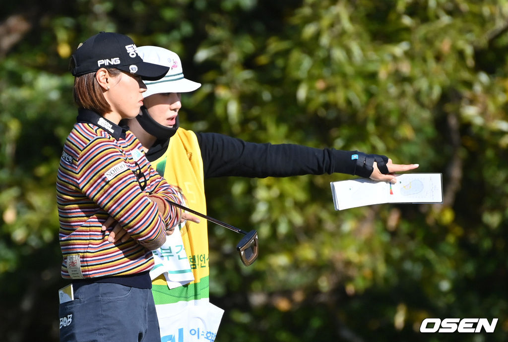 1번홀 박주영이 그린에서 캐디로 나선 언니 박희영과 라인을 살피고 있다.  2021.11.07 /jpnews@osen.co.kr