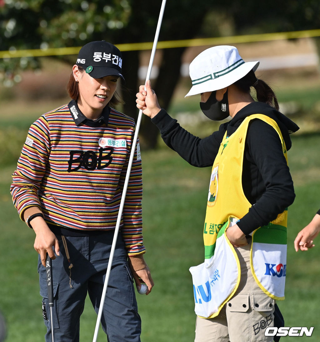 18번홀 박주영이 파를 기록하며 경기를 마무리하고 있다.  2021.11.07 /jpnews@osen.co.kr