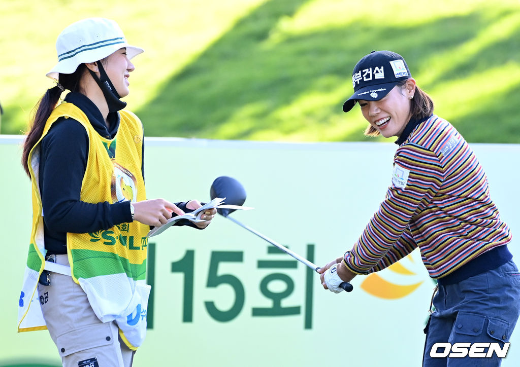 언니 박희영이 동생 박주영을 위해 캐디로 나섰다. 2021.11.07 /jpnews@osen.co.kr