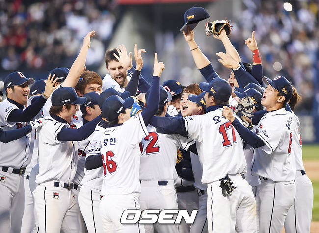 2015년 한국시리즈 우승을 확정한 두산 선수들이 마운드에 모여 우승의 기쁨을 함께하고 있다./SOUL1014@osen.co.kr