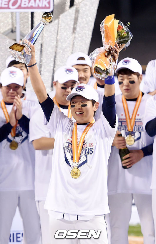 MVP로 선정된 정수빈이 포즈를 취하고 있다 ./SOUL1014@osen.co.kr