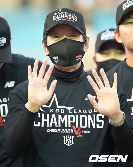 KT 이강철 감독이 정규 시즌 타이브레이커 경기에서 승리, 1위를 차지한 후 팬들을 향해 인사를 하고 있다./OSEN DB