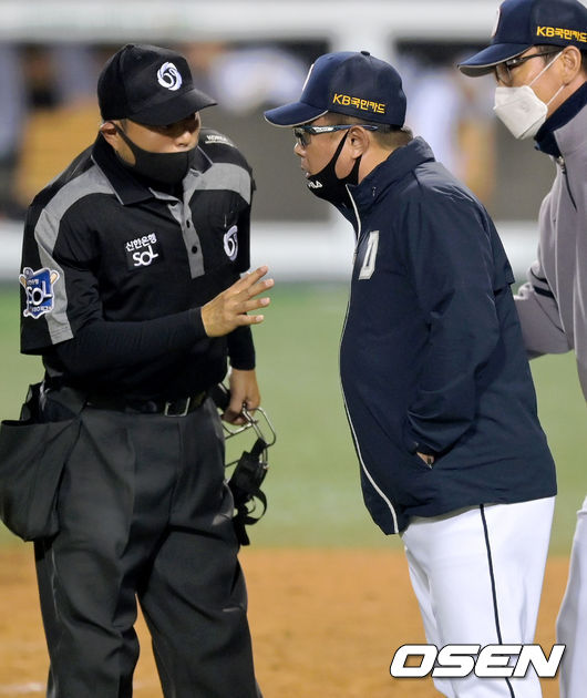 4일 오후 서울 잠실야구장에서 '2021 신한은행 SOL KBO 리그' 포스트시즌 LG 트윈스와 두산 베어스의 준플레이오프(준PO) 1차전이 진행됐다.5회초 무사 주자 1루 두산 정수빈이 투수 앞 번트 때 3피트 수비방해를 한것으로 판독되어 아웃으로 처리됐다. 이후 두산 김태형 감독이 심판에게 판정 결과에 대해 설명을 듣고 있다.  2021.11.04 /cej@osen.co.kr
