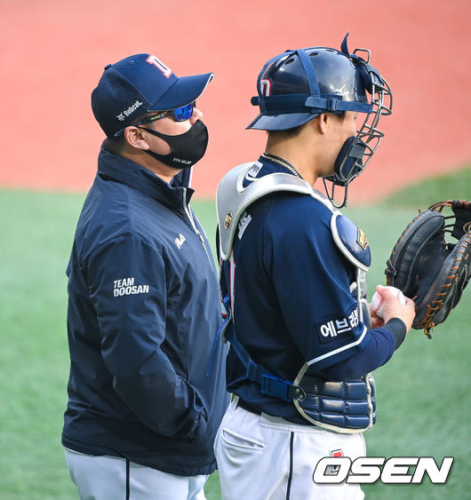 5회말 두산 김태형 감독이 그라운드에 나서 박세혁 포수와 이야기를 나누고 있다.   2021.11.07 / soul1014@osen.co.kr