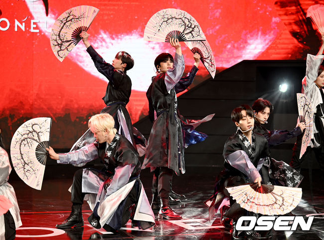 9일 오후 서울 중구 을지로 동대문 롯데피트인에서 그룹 원어스(ONEUS)의 6번째 미니앨범 ‘BLOOD MOON’의 발매기념 쇼케이스가 열렸다. <br /><br />그룹 원어스(ONEUS)가 공연을 펼치고 있다. 2021.11.09 /ksl0919@osen.co.kr