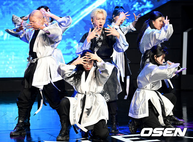 9일 오후 서울 중구 을지로 동대문 롯데피트인에서 그룹 원어스(ONEUS)의 6번째 미니앨범 ‘BLOOD MOON’의 발매기념 쇼케이스가 열렸다. <br /><br />원어스(ONEUS) 이도가 공연을 펼치고 있다. 2021.11.09 /ksl0919@osen.co.kr