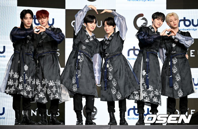 9일 오후 서울 중구 을지로 동대문 롯데피트인에서 그룹 원어스(ONEUS)의 6번째 미니앨범 ‘BLOOD MOON’의 발매기념 쇼케이스가 열렸다. <br /><br />그룹 원어스(ONEUS)가 취재진을 향해 포즈를 취하고 있다. 2021.11.09 /ksl0919@osen.co.kr