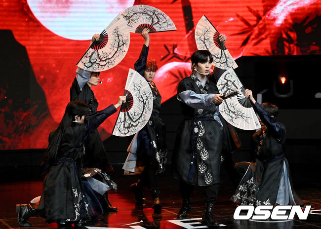9일 오후 서울 중구 을지로 동대문 롯데피트인에서 그룹 원어스(ONEUS)의 6번째 미니앨범 ‘BLOOD MOON’의 발매기념 쇼케이스가 열렸다. <br /><br />그룹 원어스(ONEUS)가 공연을 펼치고 있다. 2021.11.09 /ksl0919@osen.co.kr