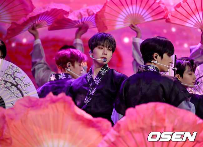 9일 오후 서울 중구 을지로 동대문 롯데피트인에서 그룹 원어스(ONEUS)의 6번째 미니앨범 ‘BLOOD MOON’의 발매기념 쇼케이스가 열렸다. <br /><br />원어스(ONEUS) 건희가 공연을 펼치고 있다. 2021.11.09 /ksl0919@osen.co.kr