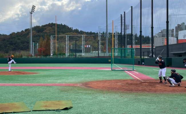 KT 이창재가 9일 서산구장에서 강백호를 상대로 라이브 피칭을 하고 있다. /KT 위즈 제공